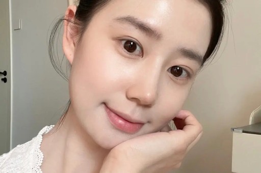 丈夫暴雷后53岁董卿再迎人生噩耗淡出央视原因早已真相大白
