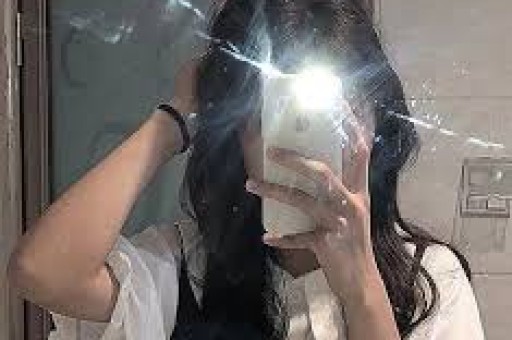 娱乐圈四大劲爆新闻：关晓彤海边热吻、黄晓明独处3小时、黄子韬海外生子赵丽颖错失大奖引热议
